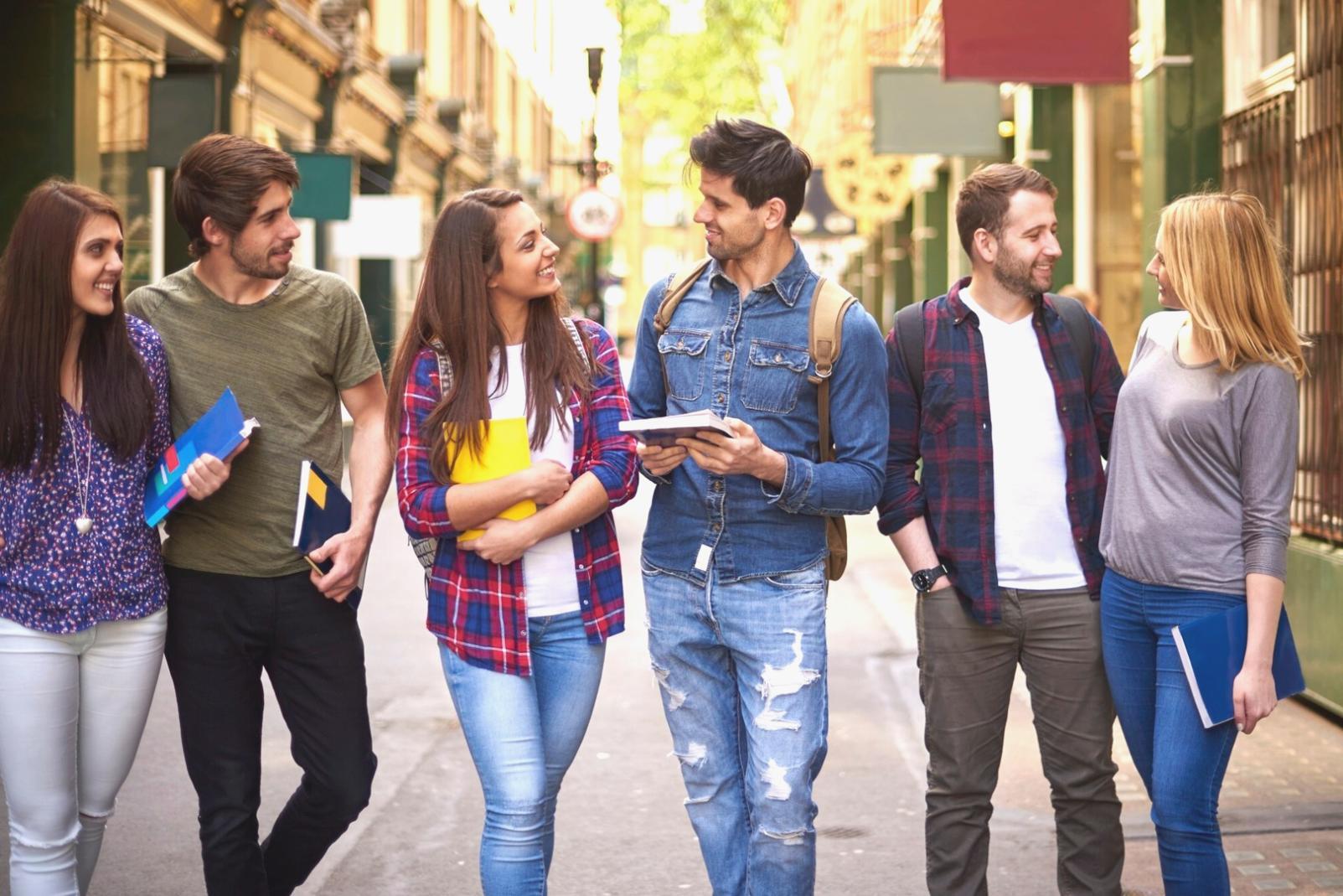 Organisierte Finanzplanung mit Lernmaterialien und Notizbuch