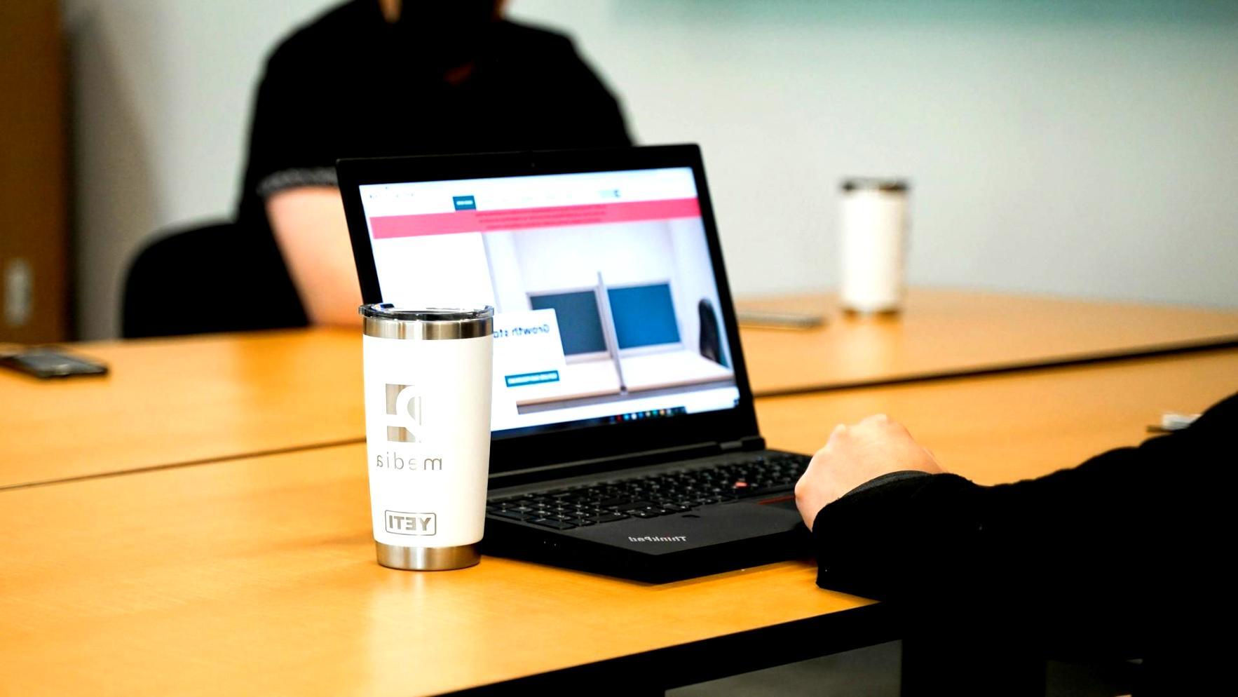 Unser Berliner Büroraum mit Blick auf den Arbeitsbereich