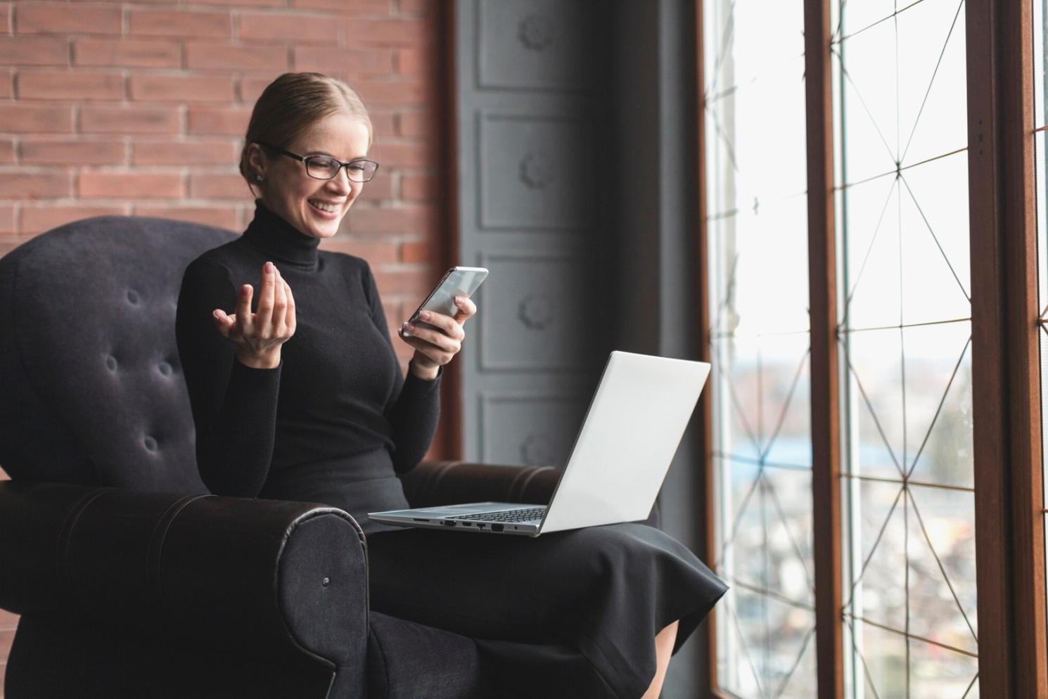 aurinvaloq Team bei der gemeinsamen Arbeit an individuellen Finanzstrategien